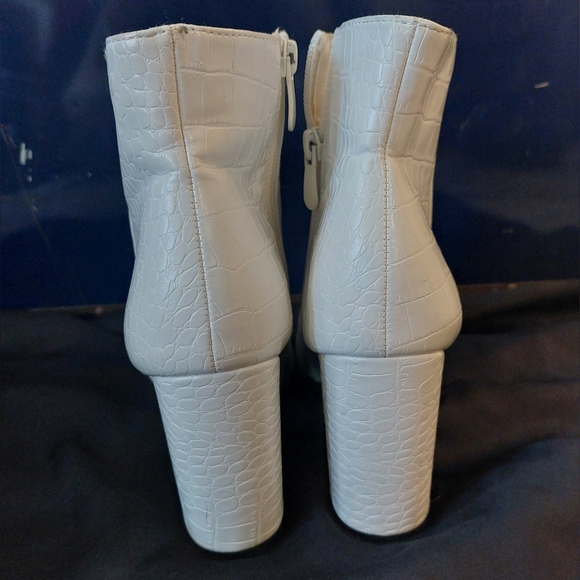 White Snakeskin Booties ●Dream Pairs ●US 6.5 - Picture 5 of 6